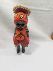 O16-- BONCUK İŞLEME ELBİSELİ PLASTİK AFRİKA BEBEK-SAG KOLU YOK