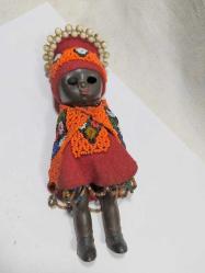 O16-- BONCUK İŞLEME ELBİSELİ PLASTİK AFRİKA BEBEK-SAG KOLU YOK