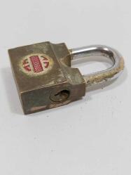 K8--GOLDDOOR MARKA ESKİ PİRİNÇ ASMALI KİLİT-ANAHTARI YOK