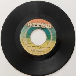 NURİ SESİGÜZEL YAŞIM ONSEKİZDE GİTTİM ASKERE 45'LİK ORİJİNAL TÜRKÜOLA PLAK NOSTALJİ NADİRDİR