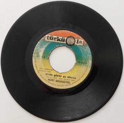 NURİ SESİGÜZEL YAŞIM ONSEKİZDE GİTTİM ASKERE 45'LİK ORİJİNAL TÜRKÜOLA PLAK NOSTALJİ NADİRDİR