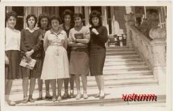 ERENKÖY KIZ LİSESİ ÖNÜ MERDİVENDE TALEBELER TEMALI ESKİ FOTOĞRAF...