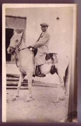 BEYAZ ATLI KASKETLİ ADAM FOTOĞRAFI...