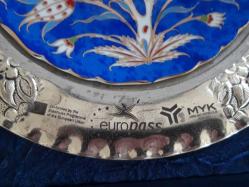 Avrupa Birliği Erasmus Programı Desteğiyle Mesleki Yeterlilik Kurumu Tarafından Basılan Hatıra Tabak