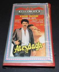 Efemera - SADECE KUTU VE KARTONETTİR !!!! İKİ KIZGIN ADAM * KADİR İNANIR * PERİHAN SAVAŞ * VHS - kitantik - kitaLog