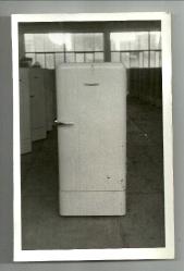 ÇOK ESKİ BİR BUZDOLABININ FABRİKA YAPIM FOTOĞRAFLARI...