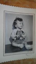 İzmir Foto Ali Balım Paspartulu Büyük Boy Çocuk Fotoğrafı (17.11.1957 Tarihli)