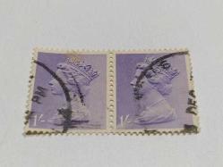 P,5-8-8--1957-İKİ ADET DAMGALI İNGİLTERE KRALİÇE ELİZABETH POSTA PULU