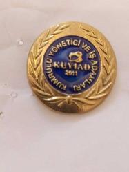 R37- KUYIAD-KUMRULU YÖNETİCİ VE İŞ ADAMLARI DERNEĞİ ROZETİ