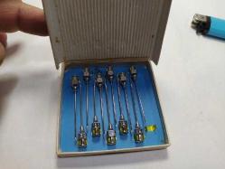 K88------ KUTUSUNDA ÇİN ÜRETİMİ ESKİ ŞIRINDA İĞNELERİ-11 ADET VAR