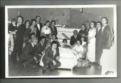 SÜNNET DÜĞÜNÜ TEMALI KALABALIK AİLENİN FOTOĞRAFI...