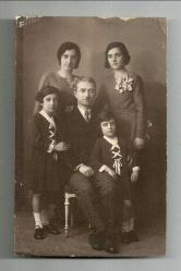 BAYRAMLIK GİYİNMİŞ AİLENİN FOTOĞRAFI, ARKASI OSMANLICA YAZILI...