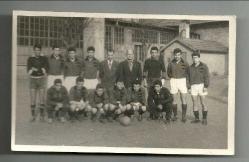 GÖĞSÜNDE E.G.E. YAZILI ESKİ FUTBOL TAKIMI FOTOĞRAFI...