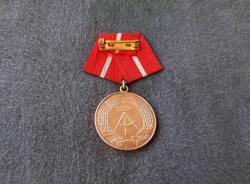 DOĞU ALMANYA KAMPFGRUPPEN İŞÇİ GRUBU ŞÜPHECİ TEŞKİLATI HİZMET MADALYASI B5869