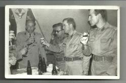 27 HAZİRAN 1966 ÇORLU,MALT HÜLASASI İÇEN SUBAYLARIN MASABAŞI KUTLAMASI...