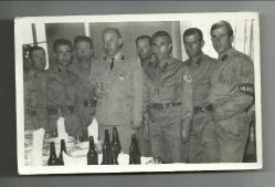 27 HAZİRAN 1966 ÇORLU,MALT HÜLASASI İÇEN SUBAYLARIN MASABAŞI KUTLAMASI...