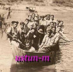 BİR KAYIK DOLUSU SİLAHLI GENÇ FOTOĞRAFI...