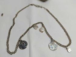 K13--DOS PESOS YAZILI KRALİÇE RESİMLİ PARADAN KOLYE