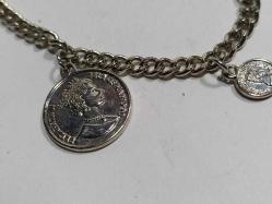 K13--DOS PESOS YAZILI KRALİÇE RESİMLİ PARADAN KOLYE