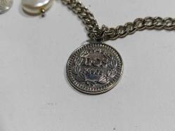 K13--DOS PESOS YAZILI KRALİÇE RESİMLİ PARADAN KOLYE