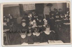 Koca Ragıp Paşa İlkokulu Sınıftan Toplu Fotoğraf / Tahtada Şeker Sat, Ayşe Git İki Kilo Şeker Al, Para Ver, Çıt Yağmur Yağıyor, Soğuk Var, Kış Geliyor, Babam Odun Kömür Aldı Yazılı Levha Asılı [Eğitim Tarihi]