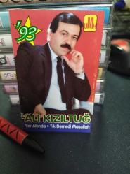 ALİ KIZILTUĞ - YER ALTINDA - TIK DEMEDİ MAŞALLAH - KASET [SADECE KARTONET - KAP VE KASET YOK]