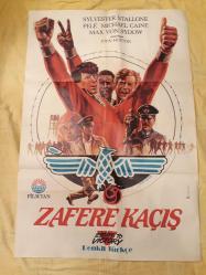 Efemera - Zafere Kaçış Film Afişi / Escape to Victory Film Poster 1982, John Huston, Sylvester Stallone, Pele, Michael Cane, Max von Sydow (70x100 ) - kitantik - kitaLog