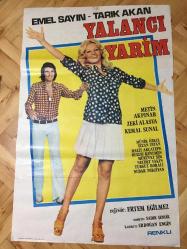Efemera - YALANCI YARİM 1973 ORJİNAL FİLM AFİŞİ - TARIK AKAN - EMEL SAYIN - KEMAL SUNAL - ZEKİ ALASYA - METİN AKPINAR Yönetmeni: Ertem Eğilmez - kitantik - kitaLog