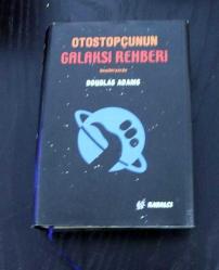 OTOSTOPÇUNUN GALAKSİ REHBERİ - BEŞİ BİR YERDE TEKMİLİ BİRDEN - DOUGLAS ADAMS - KABALCI YAYINEVİ BİRİNCİ BASKI 2005 - BÜYÜK BOY CİLTLİ ŞÖMİZLİ YENİ GİBİ - ÖNSÖZ REHBER İÇİN HAZIRLANMIŞ BİR REHBER - Yağmur Özgür