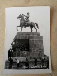 1951 İzmir Atatürk anıtının önünde zeybek oynayan kadın ve erkekler