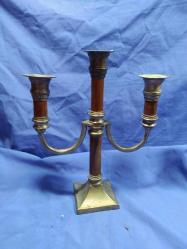 AHŞAP DEKORLU YAŞLI PİRİNÇ ÜÇ KOLLU ŞAMDAN