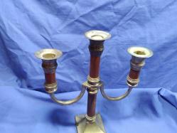 AHŞAP DEKORLU YAŞLI PİRİNÇ ÜÇ KOLLU ŞAMDAN