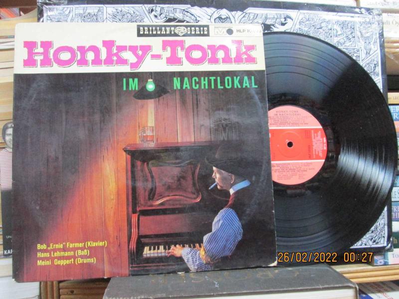 Бар хонки тонк в минске снаружи. Honky tonk перевод. Honky tonk - road house. Honky tonk перевод. Honky tonk heroes waylon jennings.