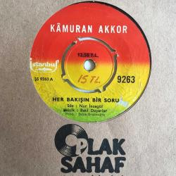 Kamuran Akkor - Her bakışın bir soru / Döner çarkı felekler / 45'lik plak