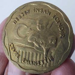 1990 HER ŞEY İNSAN İÇİNDİR İNSANI SEV ÇEVRENİ KORU İBARELİ MADALYON ÇİL Ç1E3V5