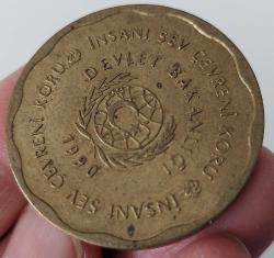 1990 HER ŞEY İNSAN İÇİNDİR İNSANI SEV ÇEVRENİ KORU İBARELİ MADALYON ÇİL Ç1E3V5