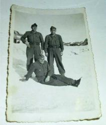 SİYAH BEYAZ FOTOĞRAF * KAR ÜSTÜNDE ASKERLER