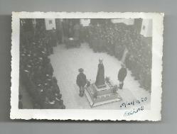 10 KASIM 1950 GÜNÜ EDİRNE'DE İZCİLERİN SAYGI DURUŞU KONULU KÜÇÜK EBAT İZCİ FOTOĞRAFI...