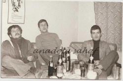 İçki Masasında Ankara Bebeleri, 1976,  Arkada Nazım Hikmet Şiiri Poster Detaylı