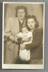 Efemera - FOTO M.KAZBEK, BEYOĞLU, ÜÇ NESİL HANIMLAR BİRARADA ESKİ FOTOĞRAF... - kitantik - kitaLog