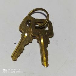 AN2-------ESKİ 2 ADET PİRİNÇ KUTU ANAHTARI-NO 318