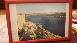 RUMELİ HİSARI CİHETİNDEN BOĞAZİÇİ MANZARASI  1950 Lİ YILLAR Ebat: 19 × 27 cm. Ahşap Çerçevesinde