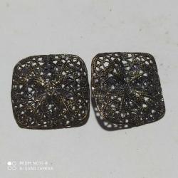 K41--2 ADET BİTKİ DESENLİ PRES BASKI ANTİKA PİRİNÇ KARE DÜĞME