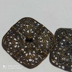 K41--2 ADET BİTKİ DESENLİ PRES BASKI ANTİKA PİRİNÇ KARE DÜĞME