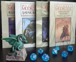 Hawkmoon Destanı (4 Kitap Set) / 1. Kafatasındaki Mücevher 2. Çılgın Tanrının Tılsımı 3. Şafak Kılıcı 4. Rünlü Asa