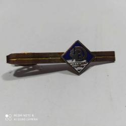 K28--BD YAZILI MİNELİ ESKİ KRAVAT İĞNESİ