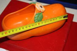 BÜYÜK BOY AYAKKABI ŞEKLİDE DEKORLUK OBJE ESKİ (KİTAP RAF SONU