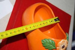 BÜYÜK BOY AYAKKABI ŞEKLİDE DEKORLUK OBJE ESKİ (KİTAP RAF SONU