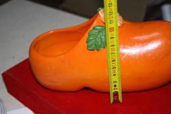 BÜYÜK BOY AYAKKABI ŞEKLİDE DEKORLUK OBJE ESKİ (KİTAP RAF SONU