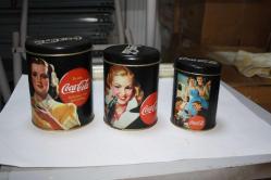 Coca-Cola , Metal kutu 3'lü Lot Pin-Up resimli kolleksiyon eski ( kitap sonu raf